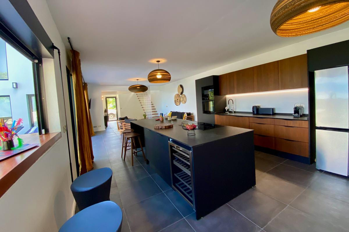6 Location-villa-martinique_-Cuisine-et-salon